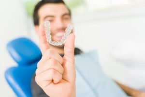 Lee más sobre el artículo Ortodoncia invisible en Comillas Madrid: alinea tu sonrisa sin brackets